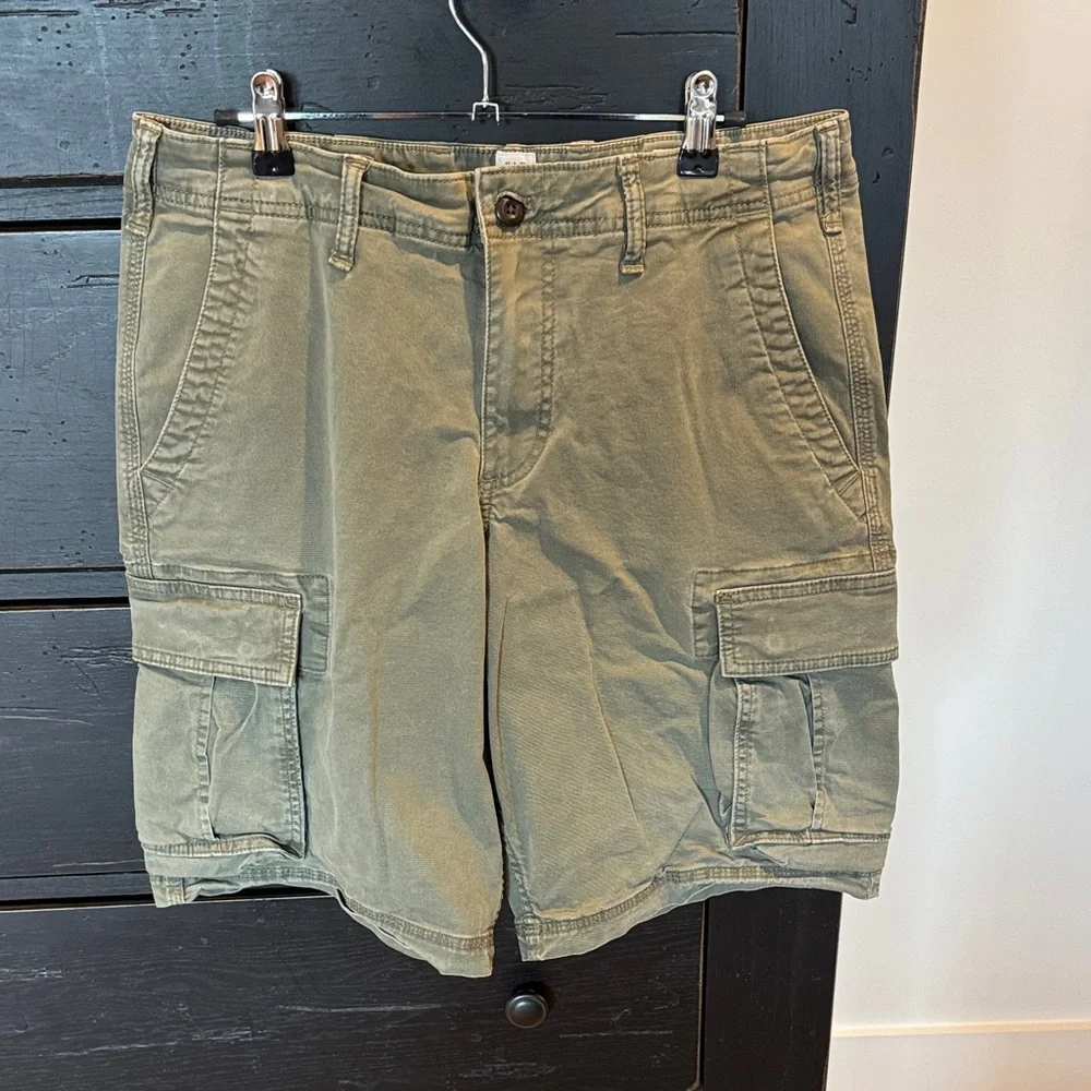 GAP Men's Cargo Shorts in Olive Green - Picture 1 of 7
